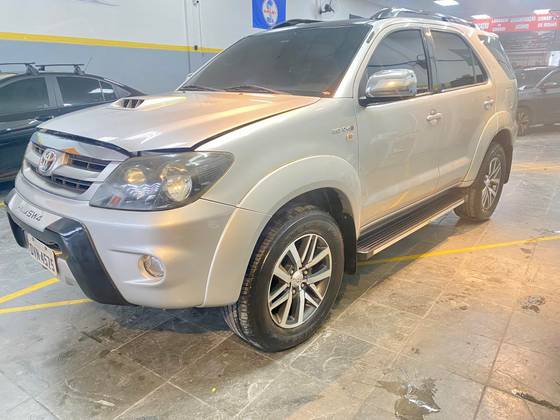 TOYOTA HILUX SW4 3.0 SRV 4X4 16V TURBO INTERCOOLER DIESEL 4P AUTOMÁTICO TOYOTA HILUX SW4 3.0 SRV 4X4 16V TURBO INTERCOOLER DIESEL 4P AUTOMÁTICO